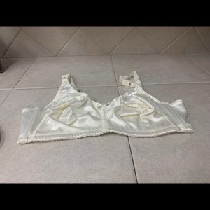 🌼BALI BRA - 40C ( Cream) NWOT🌼